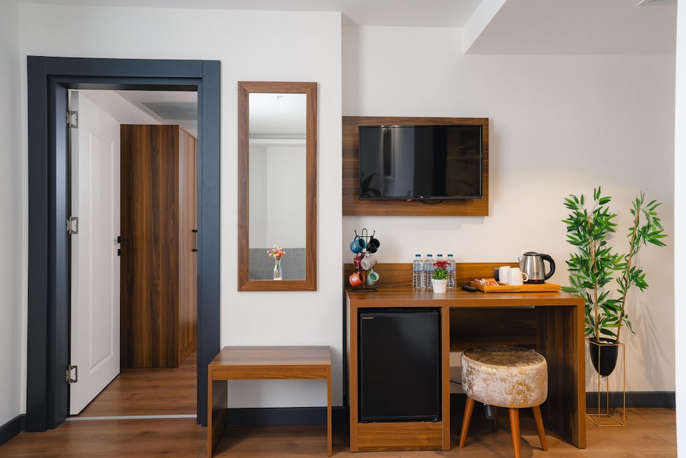 Family Suite, 2 Bedrooms, Partial Sea View thumbnail 5