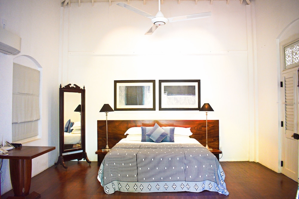 King Suite with Balcony photo 2