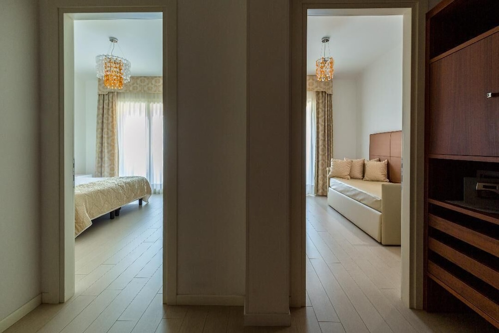 Junior Suite, Balcony, Partial Lake View - Photo 2