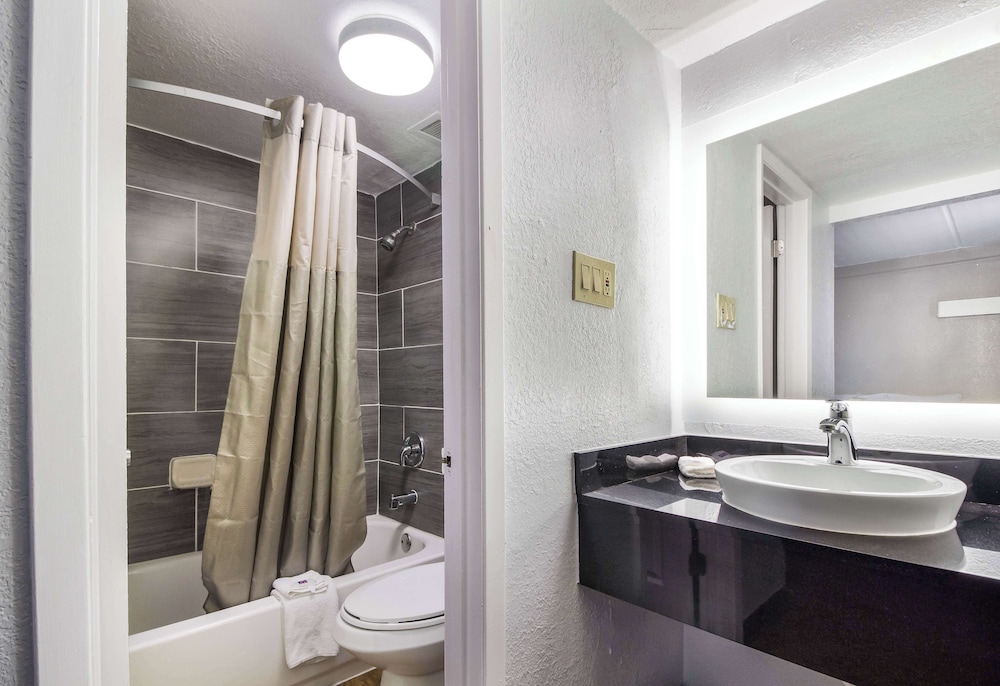 Standard Room, 2 Double Beds, Smoking - Photo 1