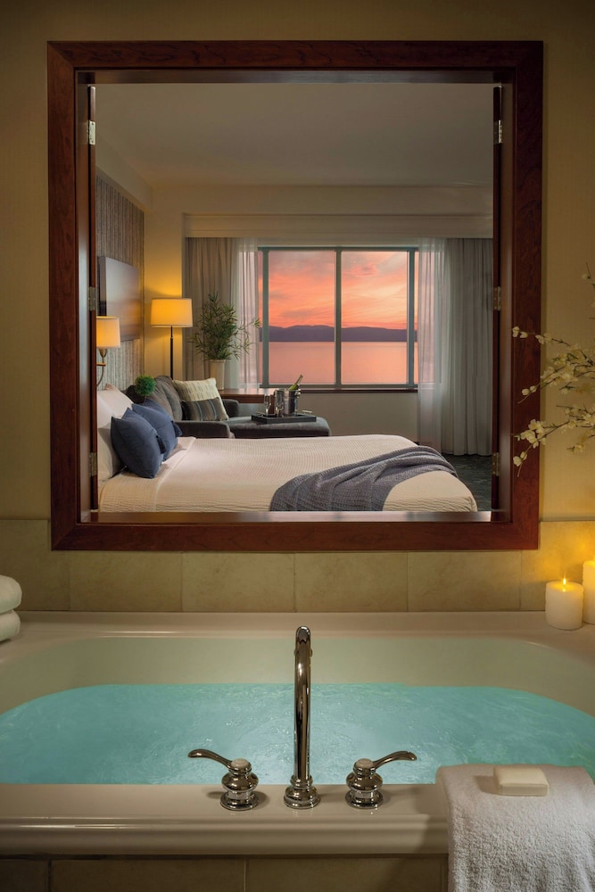 Room, 1 King Bed with Sofa bed, Lake View