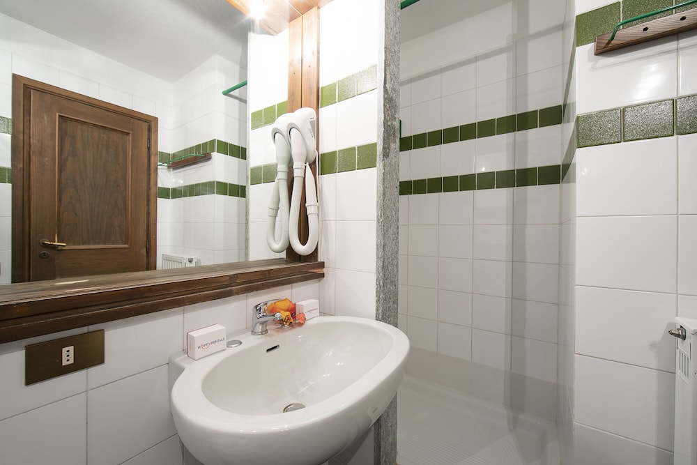 Family Apartment, Multiple Bedrooms, Mountainside (Grange Hike & Ski - 27D Sestriere) photo 3
