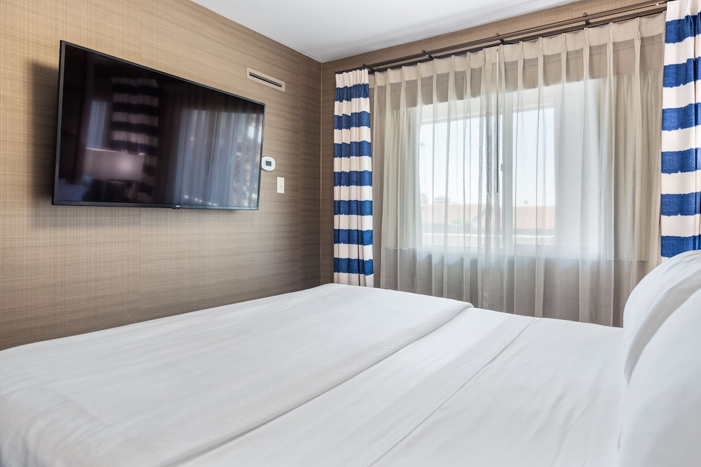 Deluxe Suite, 1 King Bed, Kitchen - Photo 3