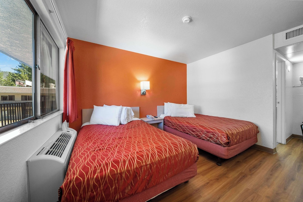 Standard Room, 2 Double Beds, Non Smoking photo 3