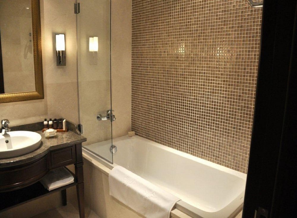 Standard Room, 1 King Bed photo 3