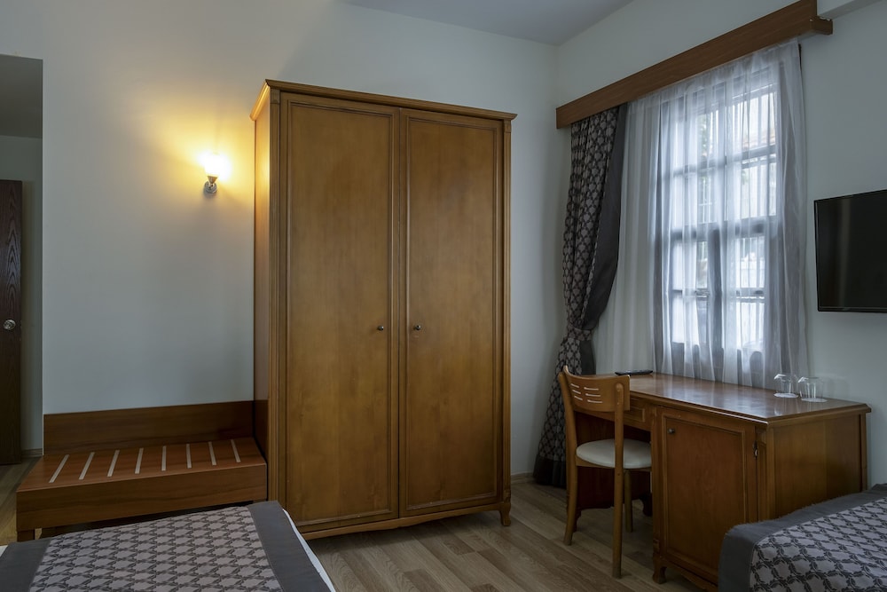 Standard Triple Room, Multiple Beds, Non Smoking, Garden View photo 2
