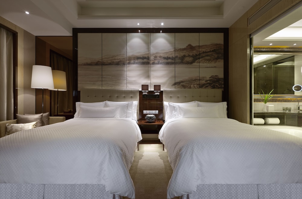 2 Twin/Single Beds, Executive Lounge Access, High Floor - 15th and above, Guest Room photo 2