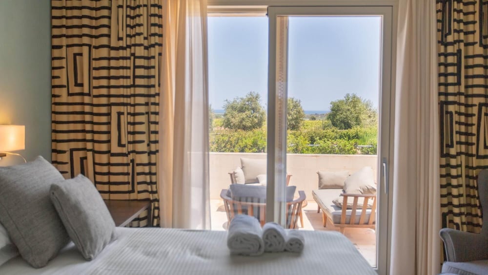 Superior Room, 1 King Bed, Pool View photo 3