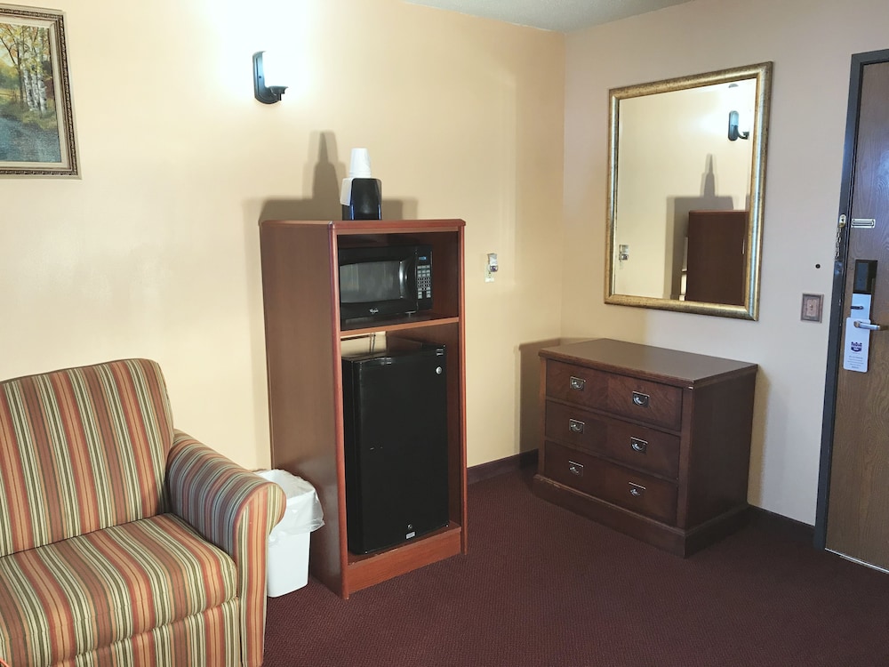Suite, 1 King Bed, Accessible photo 2