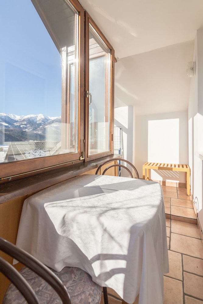 Classic Studio, 1 Queen Bed, Kitchenette, Mountain View photo 3