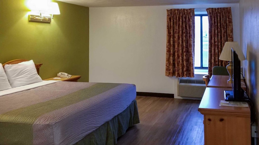 Deluxe Suite, 1 King Bed, Non Smoking, Refrigerator & Microwave photo 3