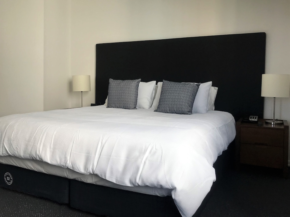 Deluxe Studio, 1 King Bed, City View