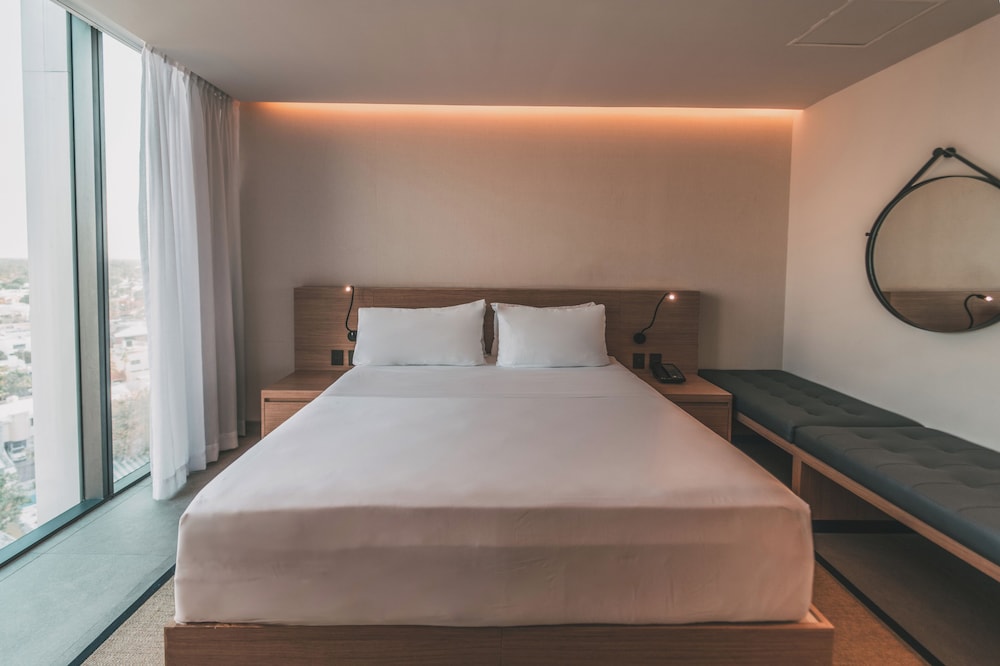 Deluxe Room thumbnail 5