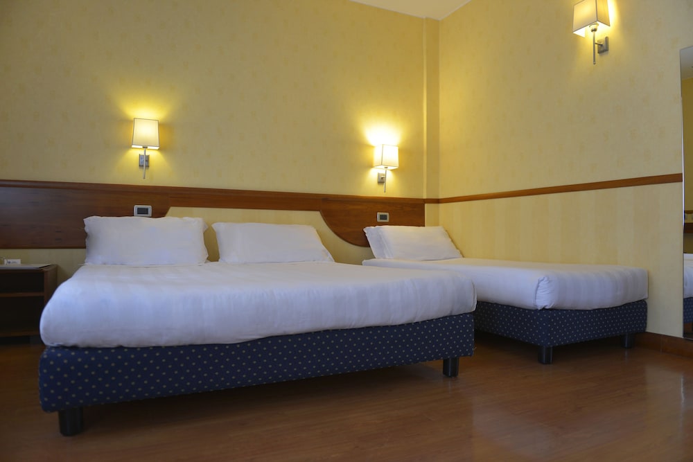 Classic Room, Multiple Beds - Photo 2