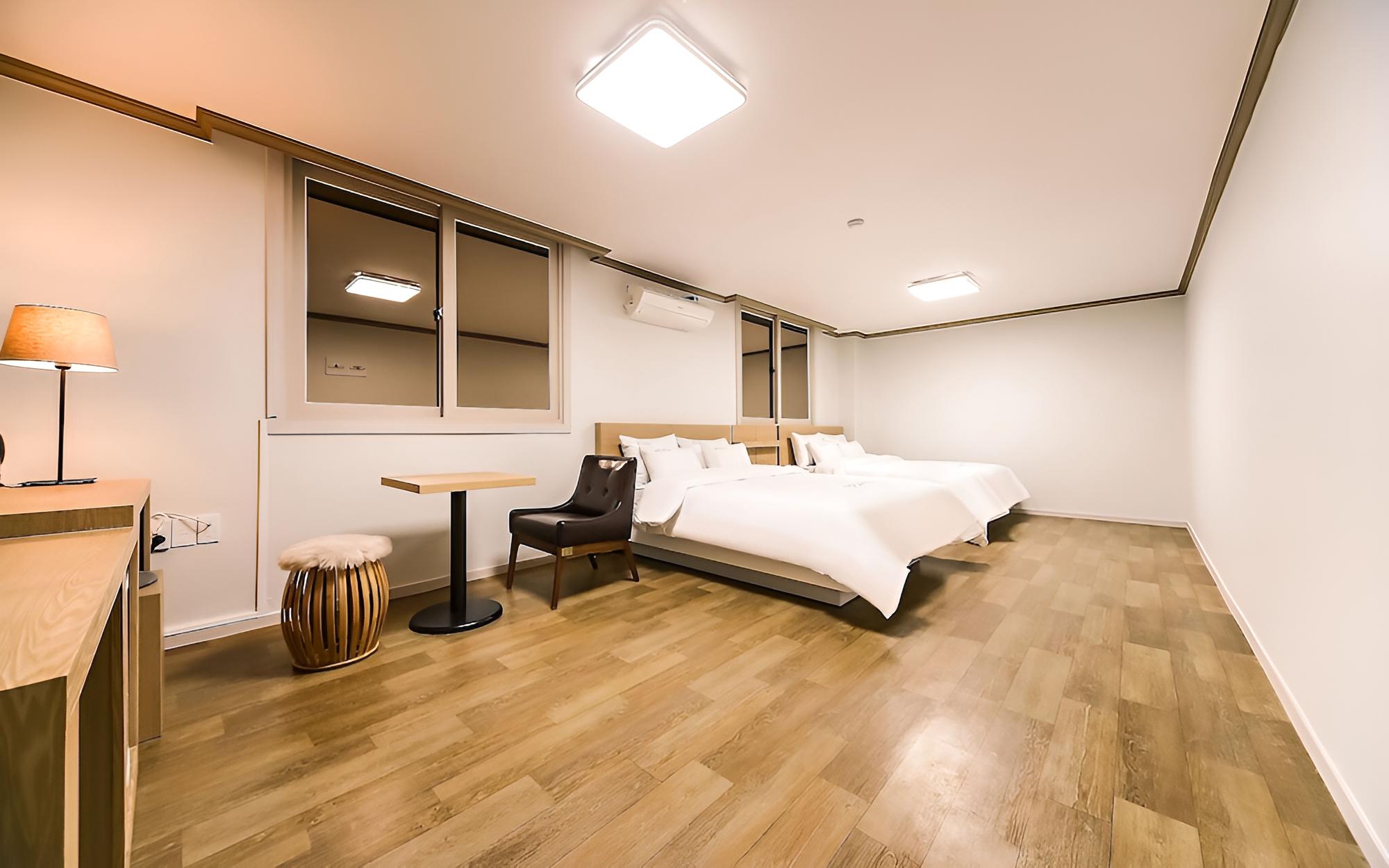 Room (Deluxe twin for 4 people (hotel latex) - Photo 8