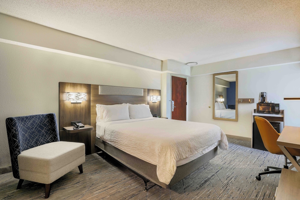 Room, 1 Queen Bed, Accessible, Non Smoking (Mobility) - Photo 2
