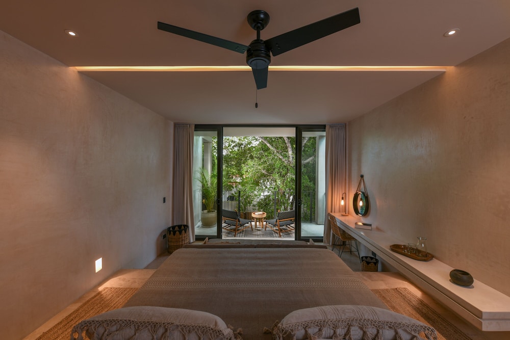 Luxury Suite with King Bed Balcony and Garden View - Photo 10