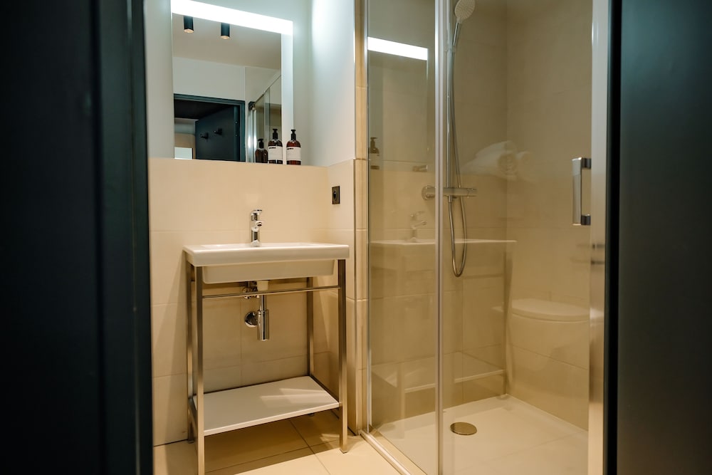 Standard Twin Room - Photo 9