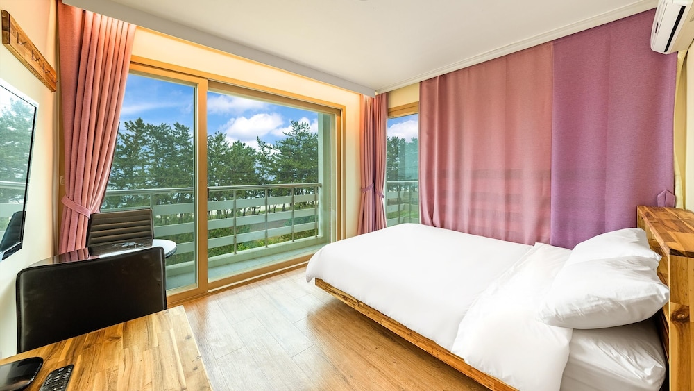 Basic Room, 1 Bedroom (305(Full Ocean View/No cooking)) - Photo 1