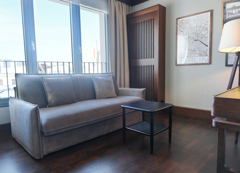 Signature Studio, 1 Queen Bed with Sofa bed, Kitchen photo 3