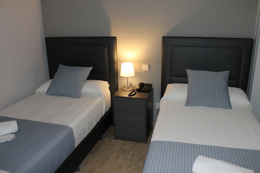 Standard Room, 2 Twin Beds - Photo 10