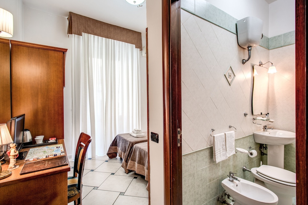 Standard Double or Twin Room - Photo 20