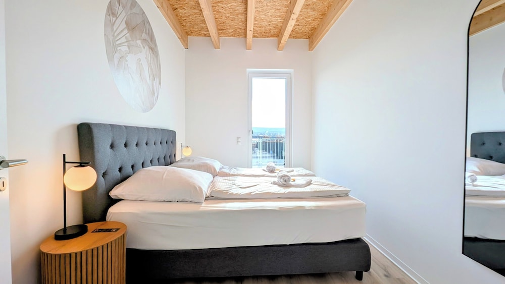 Luxury Penthouse, 3 Bedrooms, 2 Bathrooms, City View photo 3