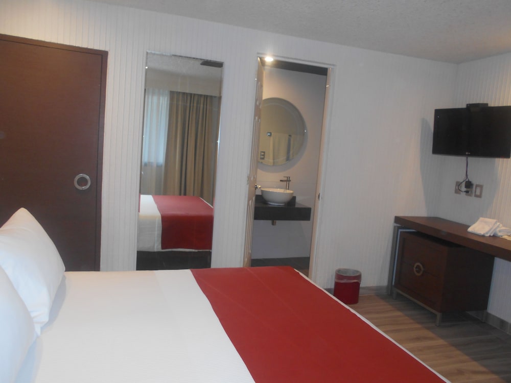 Standard Room, 1 Queen Bed, Ensuite photo 2