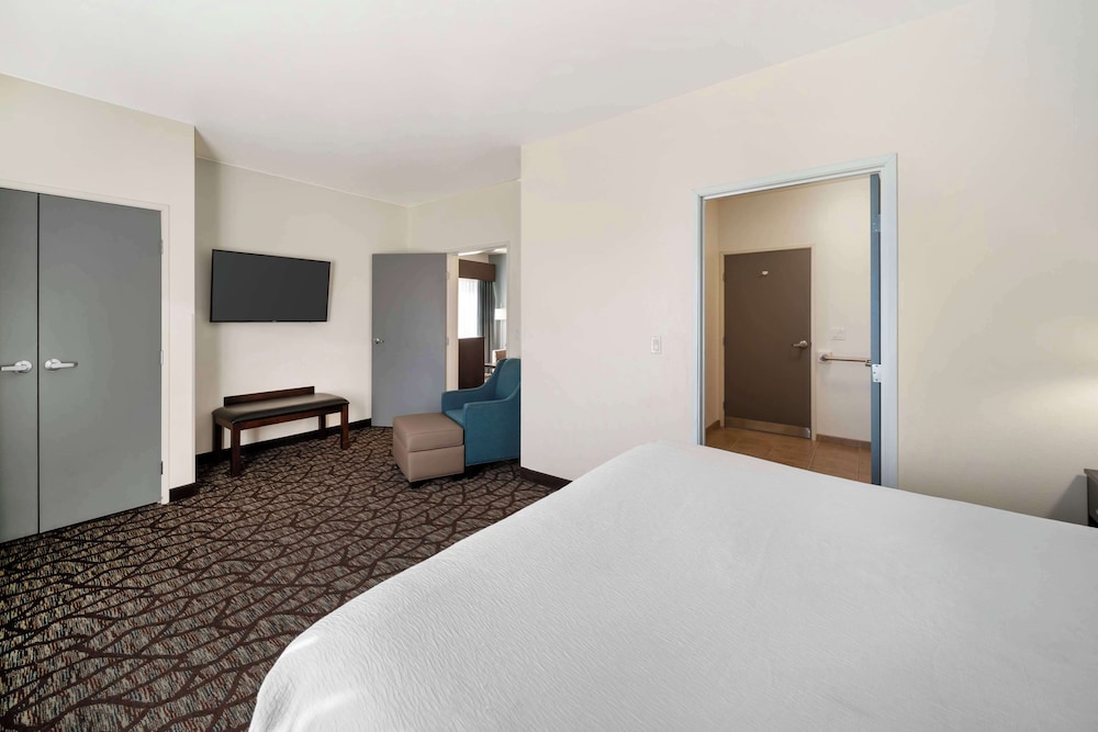 Suite, 1 King Bed, Non Smoking, Refrigerator & Microwave - Photo 3