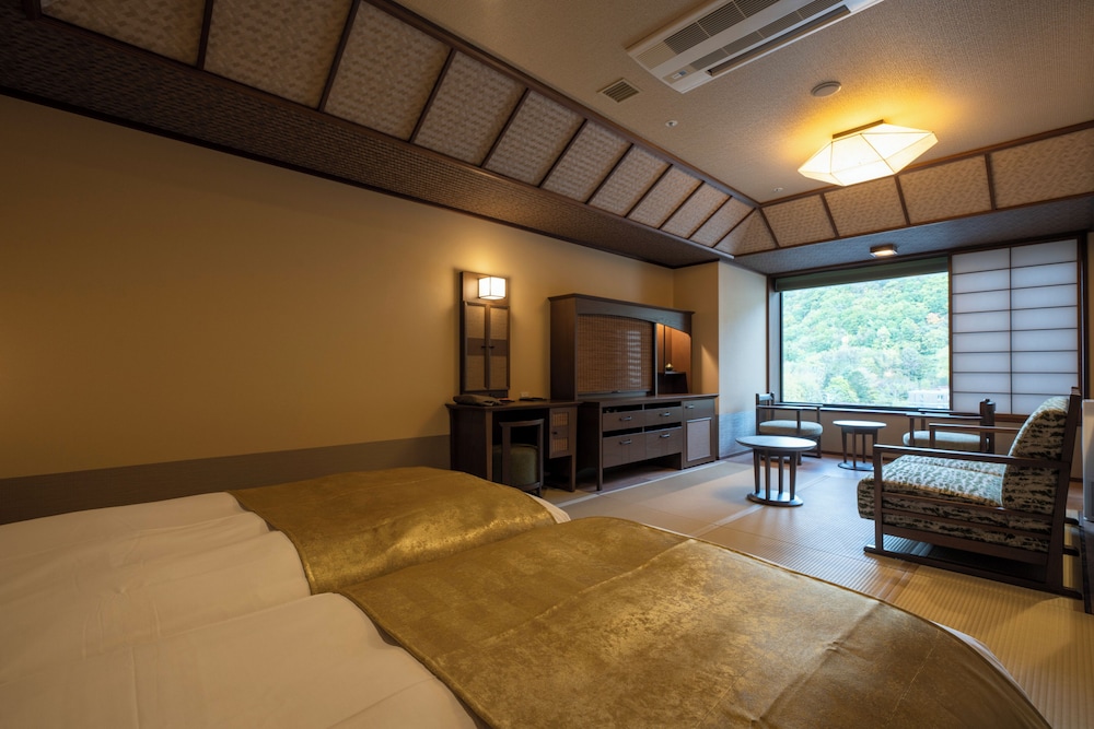Hollywood Twin Room 35sq, Non Smoking, Road side, with Hot Spring Bath - Photo 9