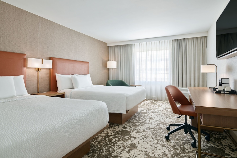 Deluxe Room, 2 Queen Beds, Pool View - Photo 4