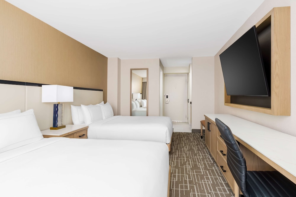 Room, 2 Queen Beds, Accessible, Bathtub - Photo 1