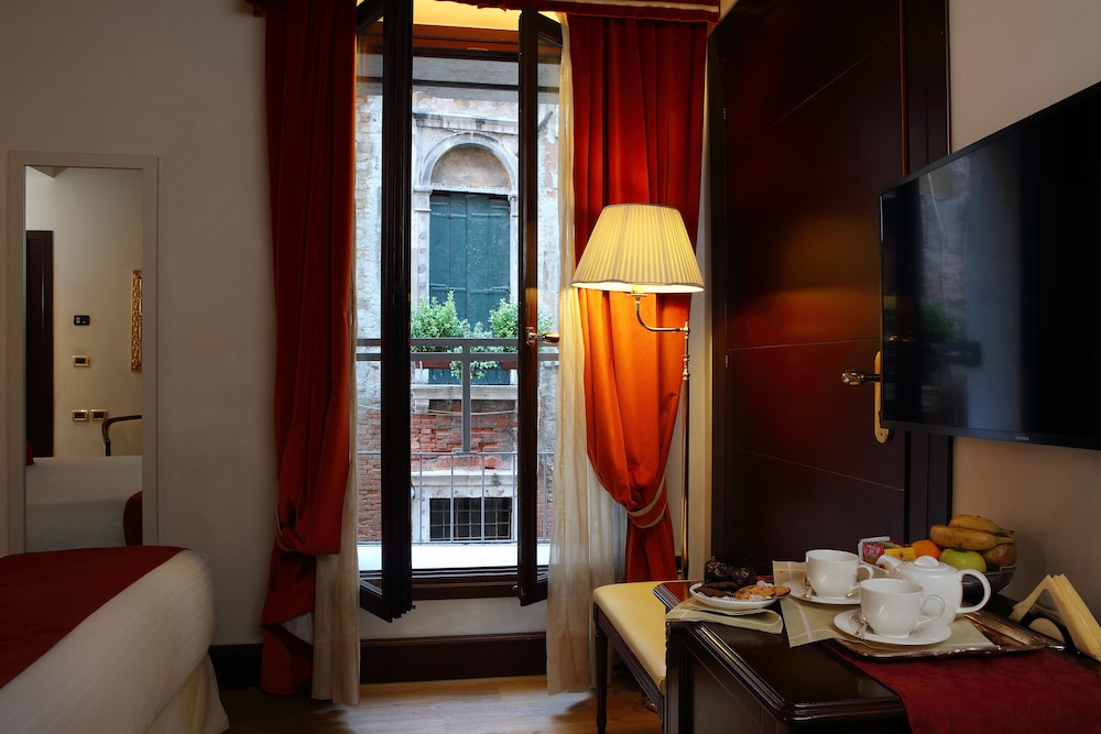 Classic Double Room, Canal View photo 3