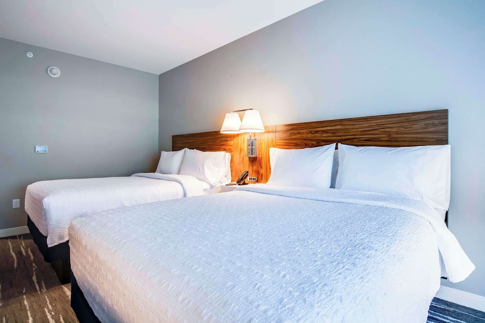 Room, 2 Queen Beds, Roll-in Shower