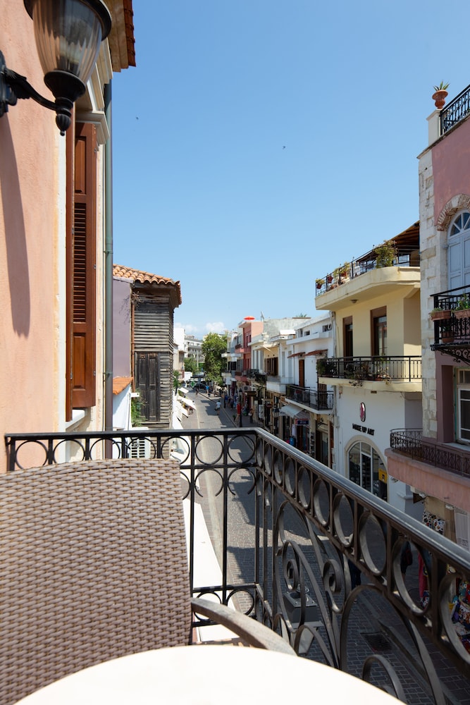 Deluxe Suite, Balcony thumbnail 5