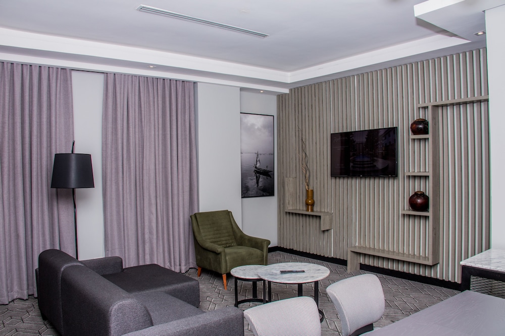 Suite, Pool View - Photo 14