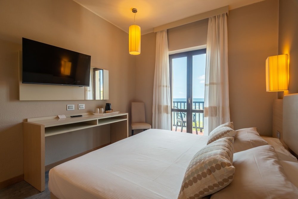 Double or Twin Room, Sea View - Photo 4