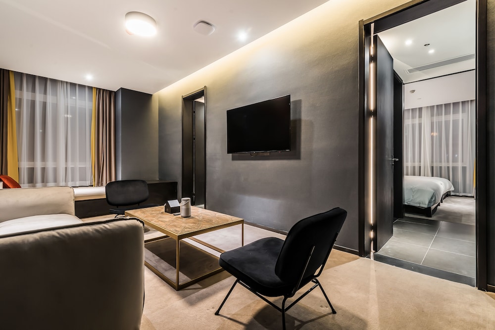 Two-Bedroom Suite with One King Bed and Two Queen Beds