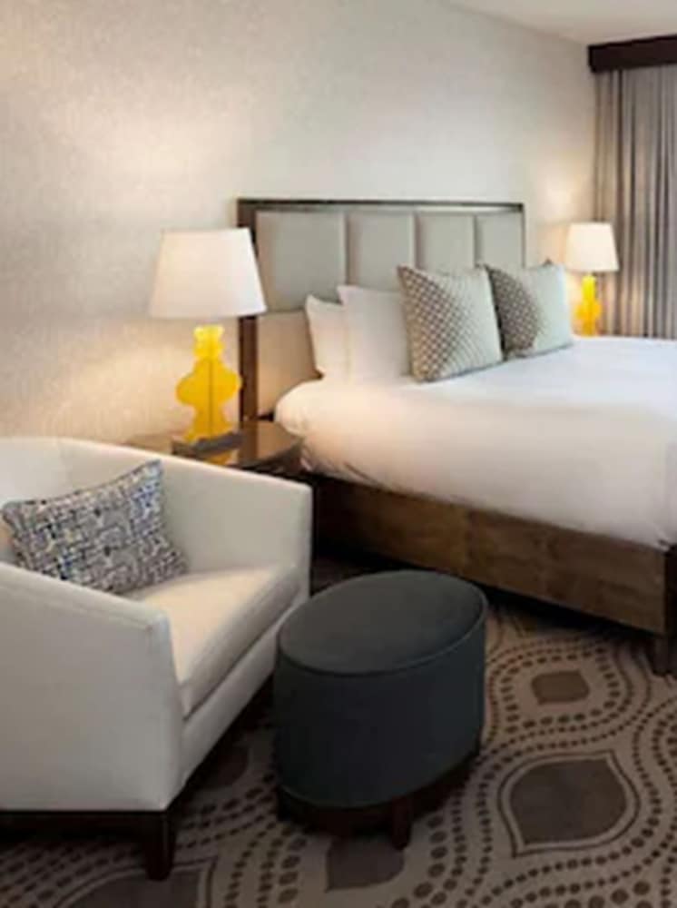 Standard Room, 1 King Bed, Balcony photo 3
