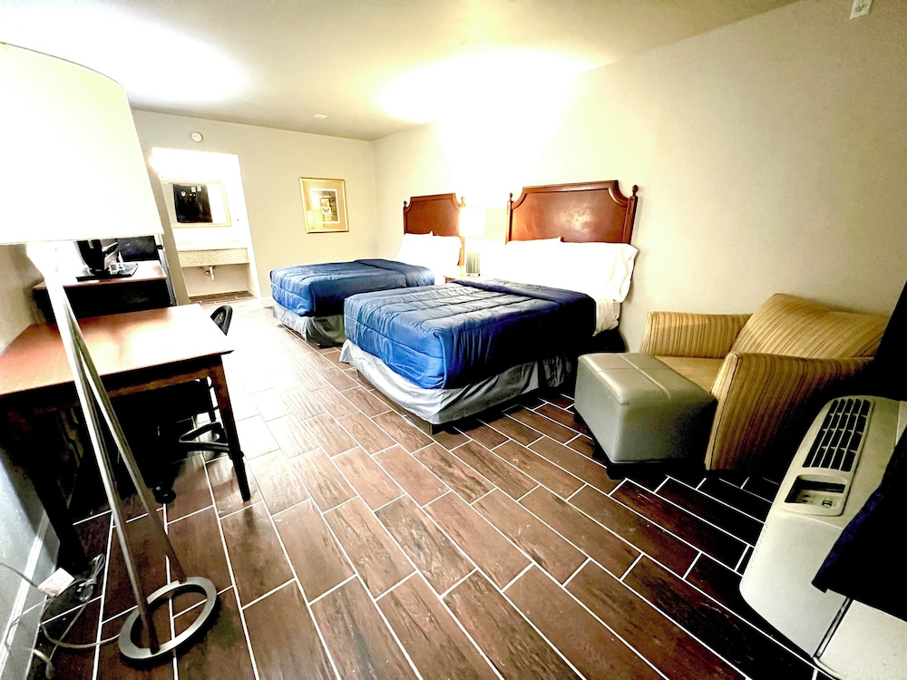 Economy Room, 2 Queen Beds, Non Smoking photo 3