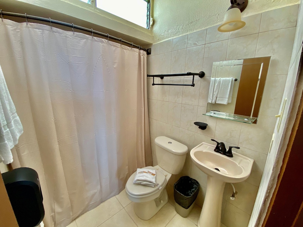 Deluxe Single Room, 1 King Bed, Refrigerator & Microwave, Ocean View photo 3