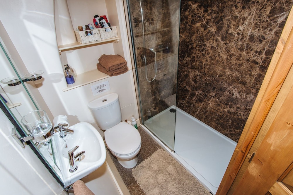 Lavender, Private En Suite Shower Room photo 1