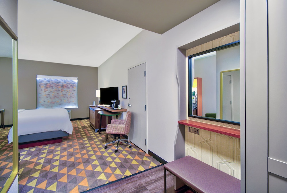 Standard Room, 1 King Bed, Accessible (Communications) - Photo 2