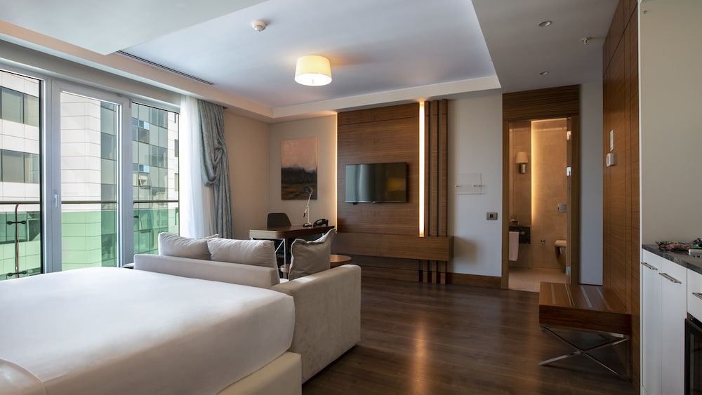 Suite, 1 King Bed, Smoking, Jetted Tub photo 2