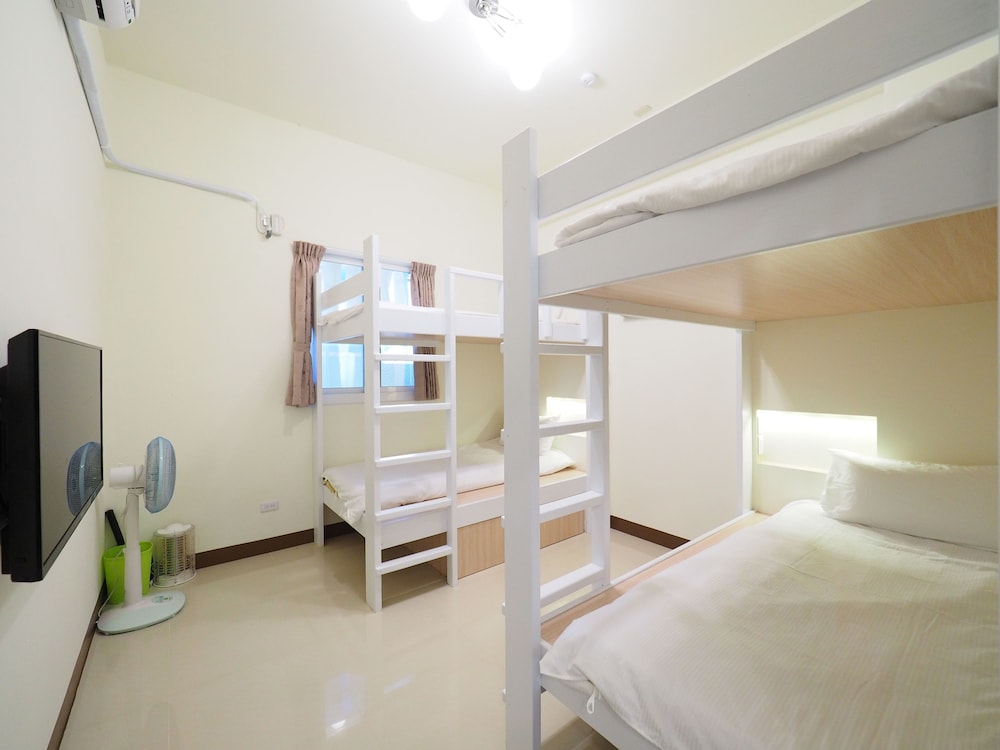 Basic Quadruple Room, Shared Bathroom photo 1