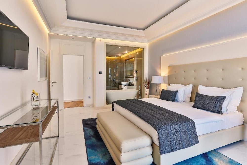 Deluxe Suite photo 2