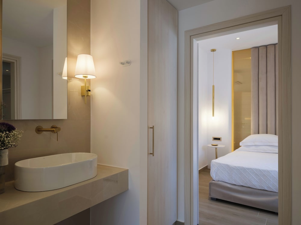 One Bedroom Suite with Mountain View photo 2
