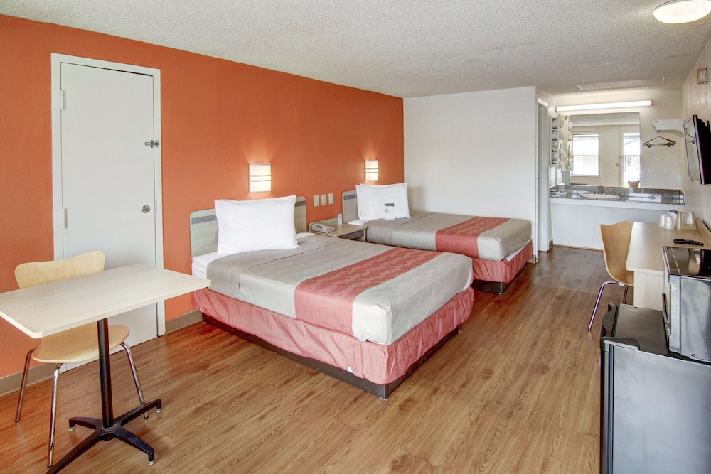 Standard Room, 2 Double Beds, Smoking photo 1
