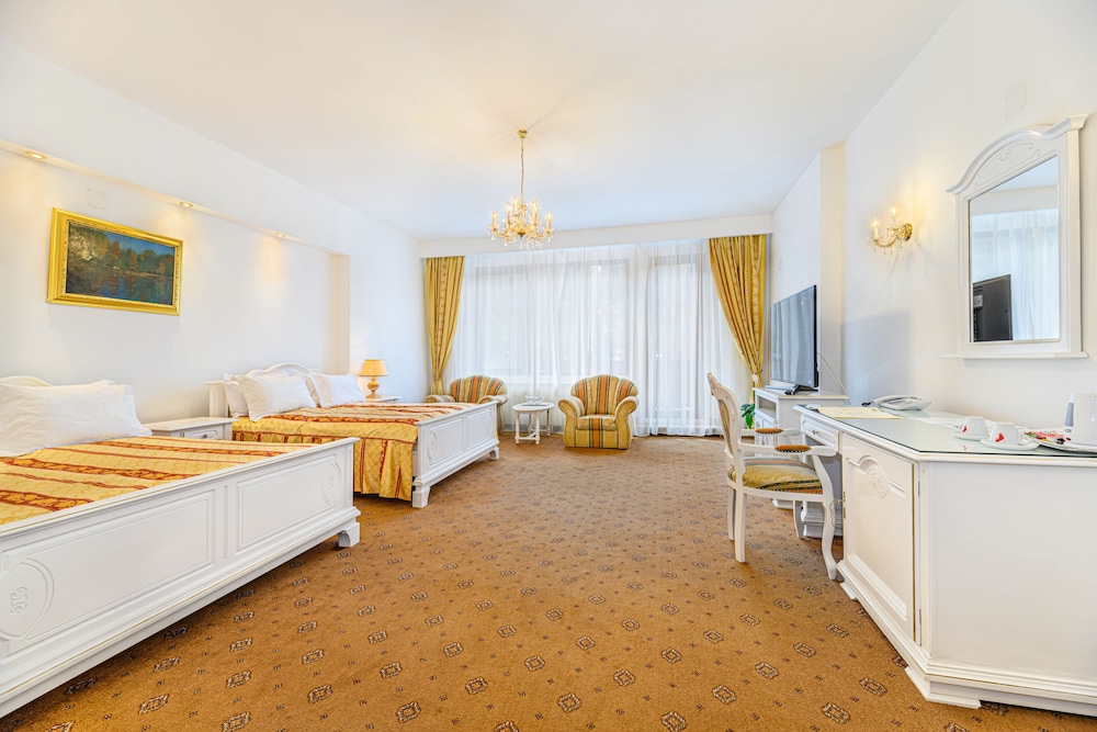 Deluxe Double or Twin Room, 2 Queen Beds, Accessible, Balcony
