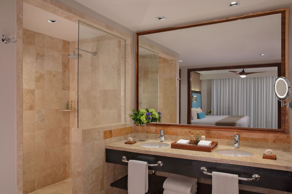 Preferred Club Suite Ocean Front King thumbnail 5